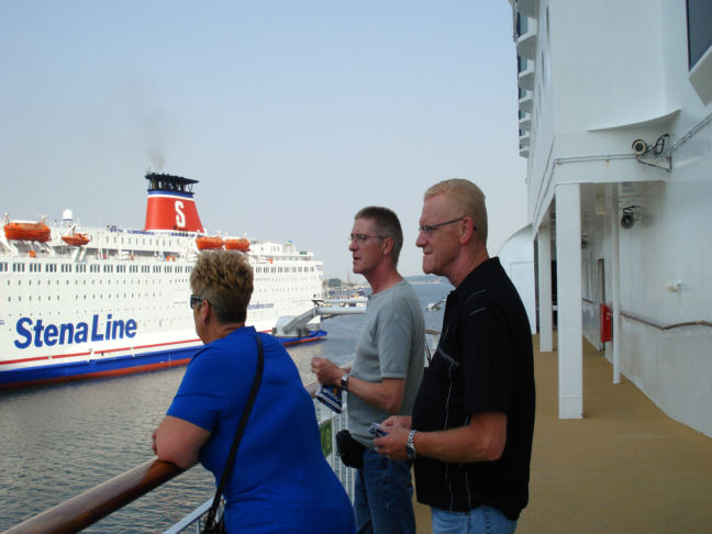 Zwaaien naar de mensen op de Stena line bij vertrek uit kiel