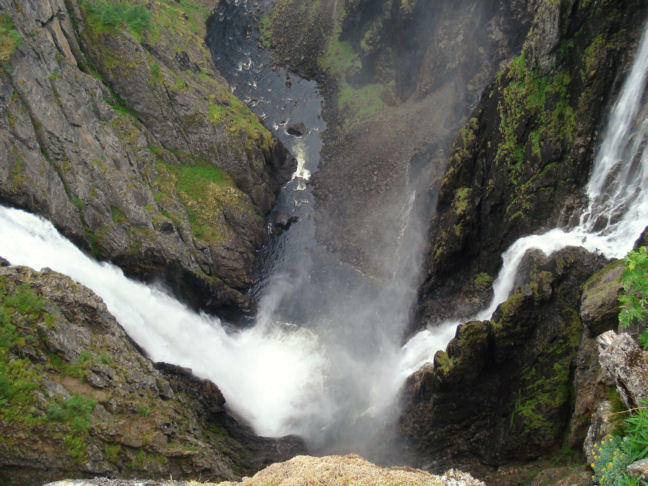 V�ringsfossen: bij het Fossli-hotel  RV 7