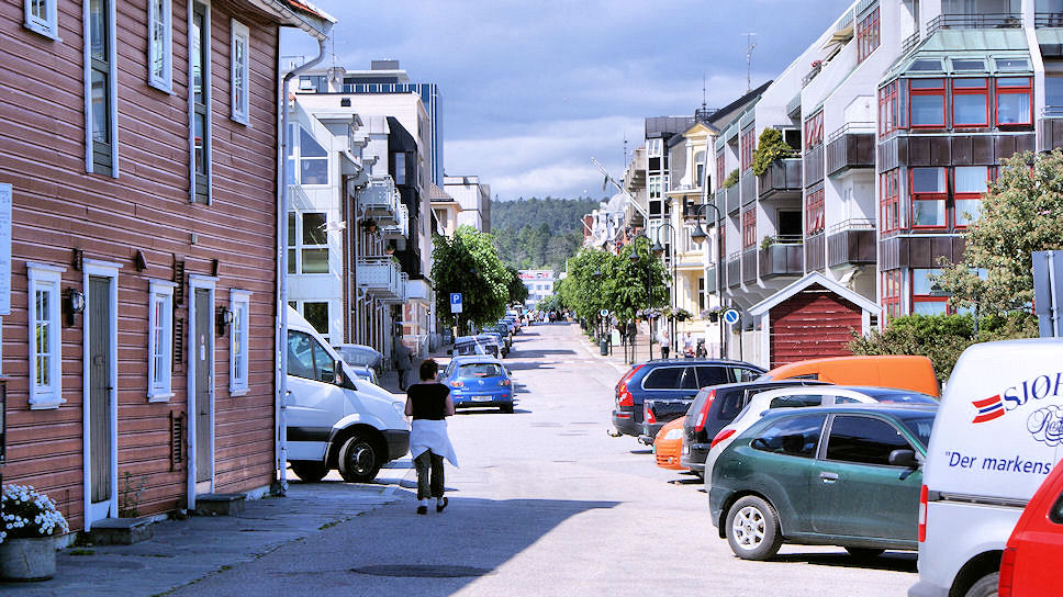 Kristiansand, Til byen
