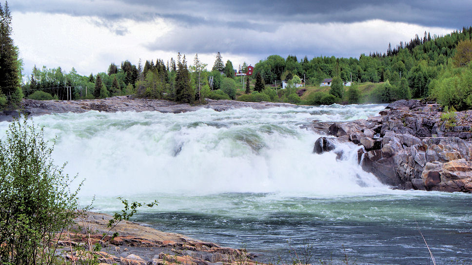 E6 Laksfossen, Donkere wolken ;0)))