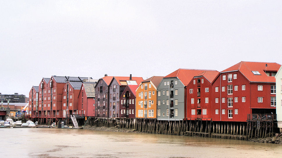 Trondheim, Pakhuizen aan de Nidelva 