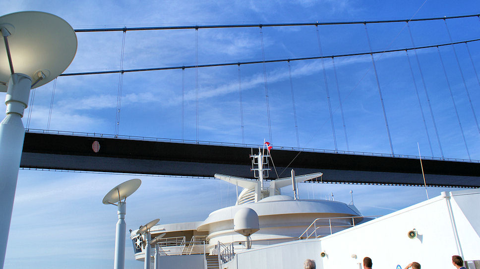 Color Line Fantasy, De grote beltbrug ( Tolbrug)