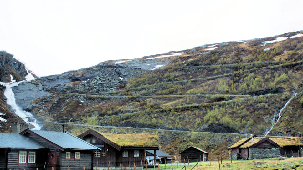 Sendefossen, Holesvingane